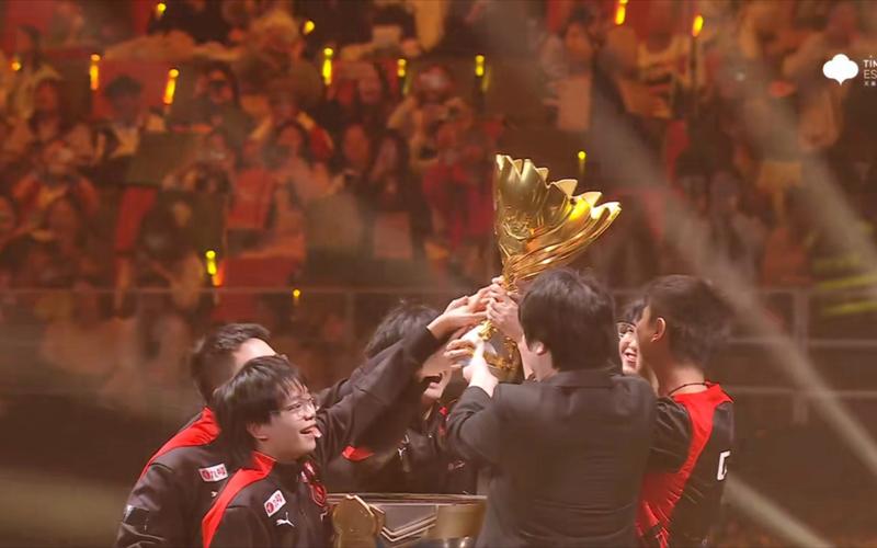 网友热议第二个名人堂：感觉是UZI 因为没有提到夺冠