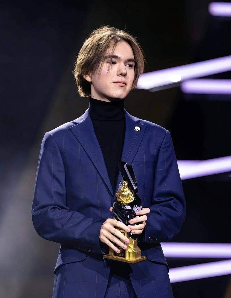 徐秀在炫耀！ ShowMaker Ahri 11-0 Youlong Super God Dplus KIA 以三波团灭赢得了第一场比赛